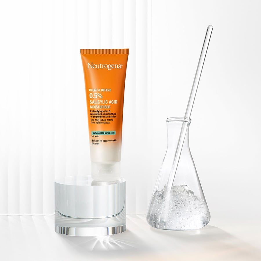 Neutrogena Clear & Defend Face Moisturizer for Spot Prone Skin